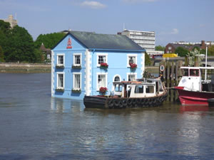 Floating House Docks in Putney