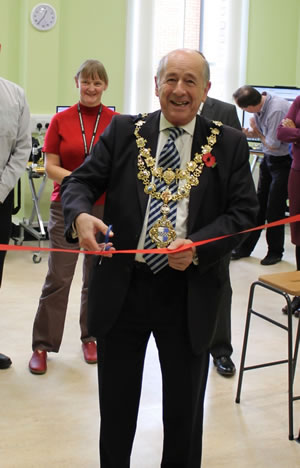 Mayor of Wandsworth, Cllr Stuart Thom, cutting the ribbon to officially open the therapy computer room