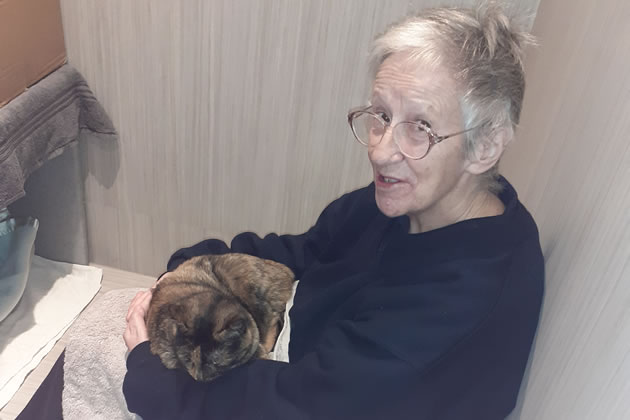 Mo Dingle manages to comfort nervous cat Cora 